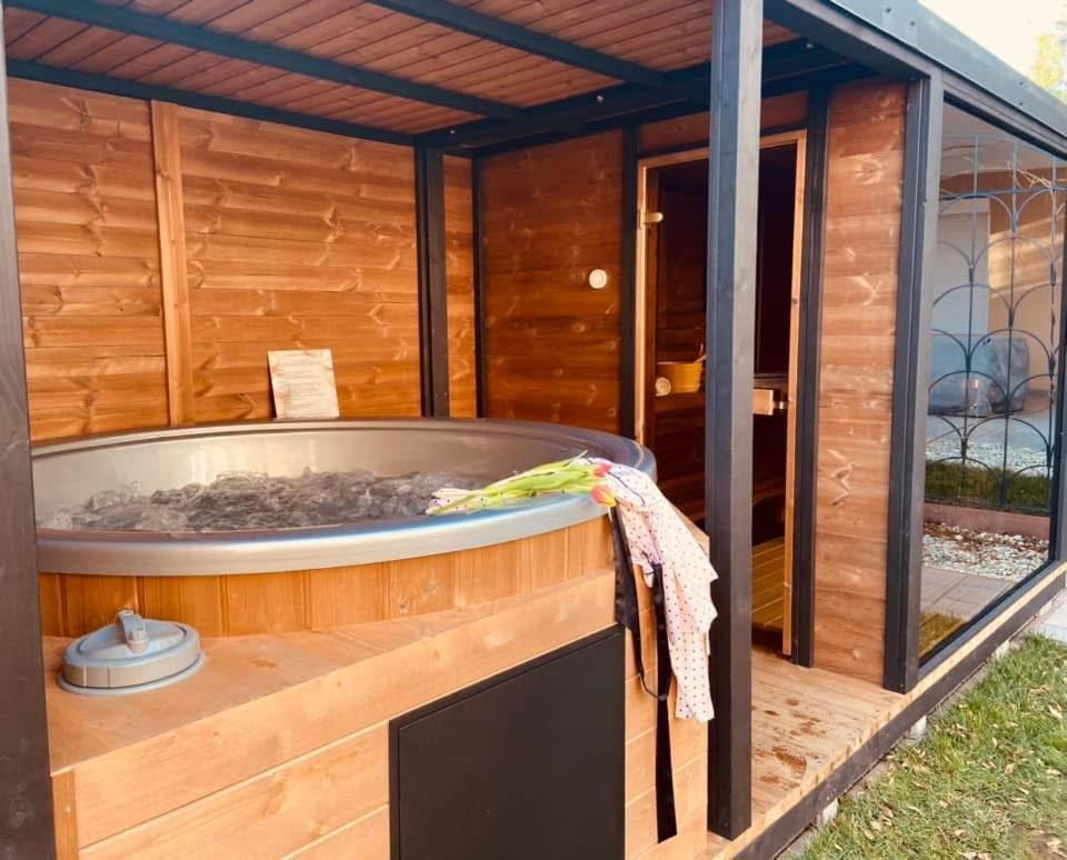 Voeroesko Villa -Elnoeki Szauna Es Jakuzzi Hasznalattal Balatonalmadi Ngoại thất bức ảnh